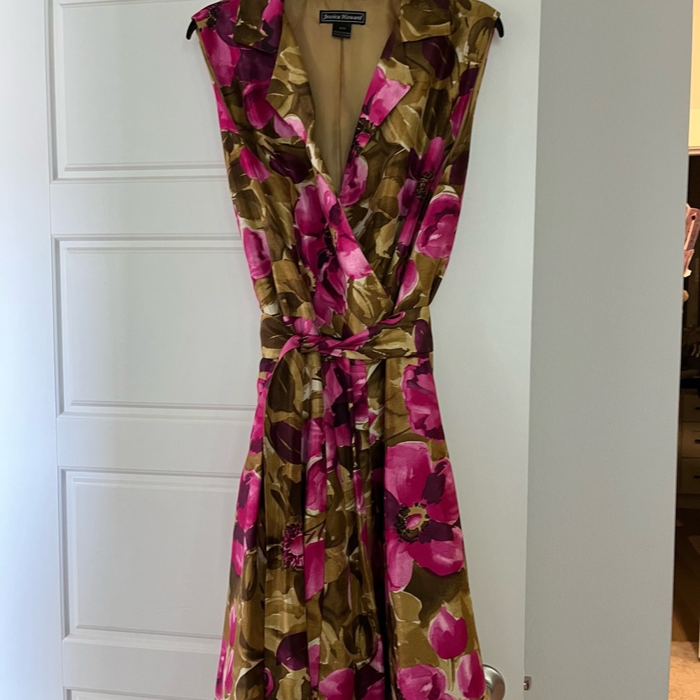 Flowery dress with beautiful material to make you feel very feminine
